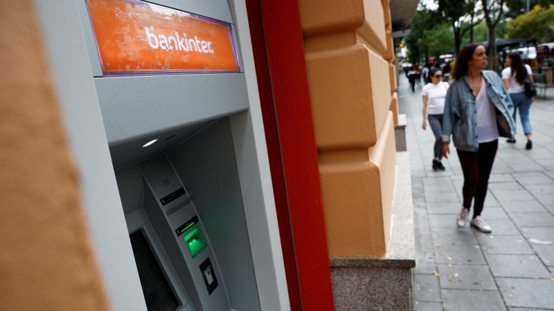 Un cajero automático en una oficina de Bankinter, en Madrid. REUTERS/Juan Medina