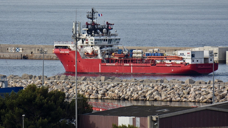 El buque de rescate Ocean Viking llega al puerto mediterráneo francés de Marsella