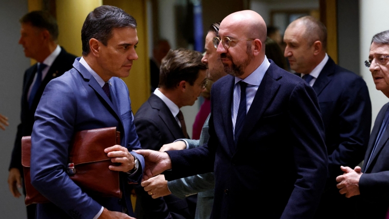 El presidente Pedro Sánchez, habla con el presidente del Consejo Europeo , Charles Michel, durante la cumbre de líderes de la Unión Europea en Bruselas, Bélgica, el 20 de octubre de 2022