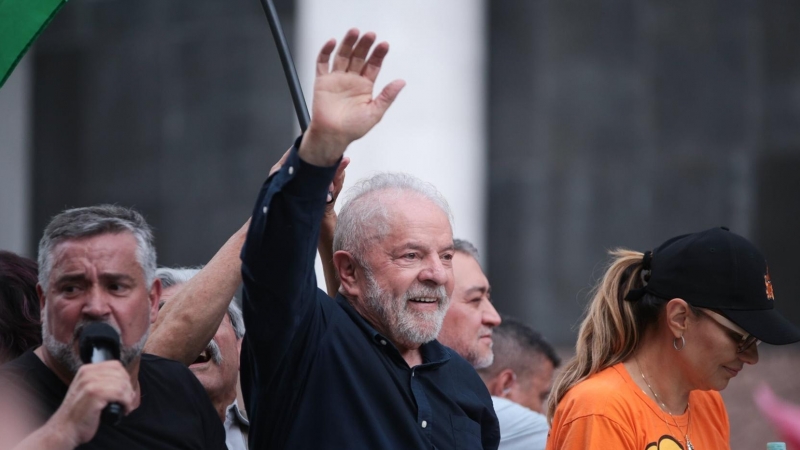 El expresidente brasileño y candidato presidencial por el Partido de los Trabajadores Lula da Silva (C) participa en un mitin de campaña, antes de la segunda vuelta de las elecciones en Brasil