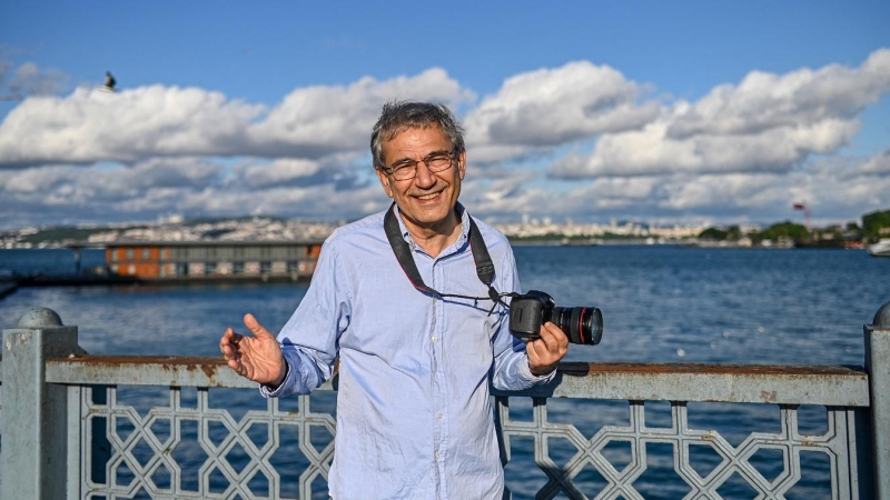 El escritor turco y premio Nobel Orhan Pamuk posa en el puente de Gálata, en una imagen de archivo de mayo de 2020, en Estambul