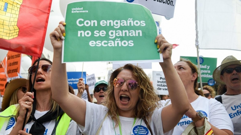 18/06/2022 Una mujer sostiene una pancarta durante una manifestación contra el “abandono” de la sanidad pública en Madrid