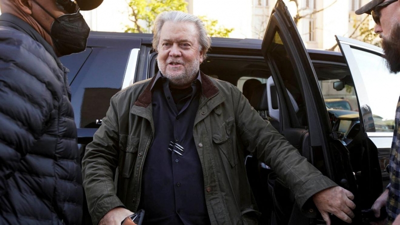 Steve Bannon, exasesor jefe de la Casa Blanca bajo el expresidente Donald Trump, llega al Tribunal de Distrito de EEUU