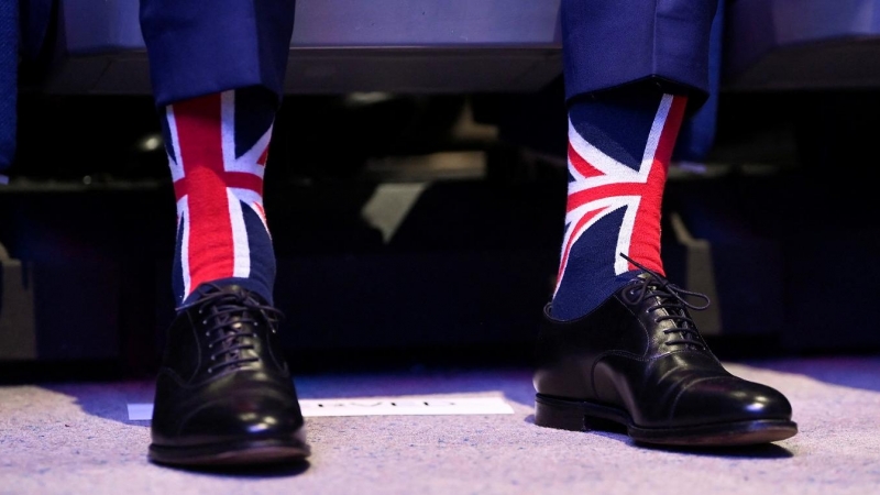 Un miembro del Partido Conservador británico luce unos calcetines con los colores de la Union Jack, como se conoce popularmente a la bandera de Reino Unido, durante el congreso anual de la formación celebrado en Birmingham en pasado octubre. REUTERS/Toby