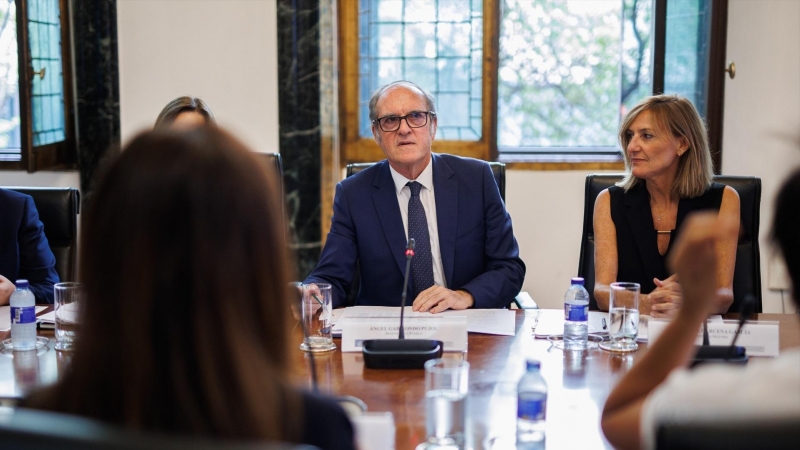 El Defensor del Pueblo, Ángel Gabilondo y la adjunta Segunda al Defensor, Patricia Bárcena García, al inicio de la reunión de la Comisión Asesora del Defensor del Pueblo, en la sede del Defensor del Pueblo, a 13 de septiembre de 2022, en Madrid (España).