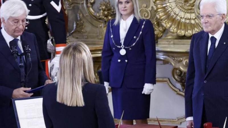 20/10/2022 - El presidente italiano Sergio Mattarella (d) y la ya primera ministra italiana Giorgia Meloni (c, de espaldas) durante la ceremonia en Roma.