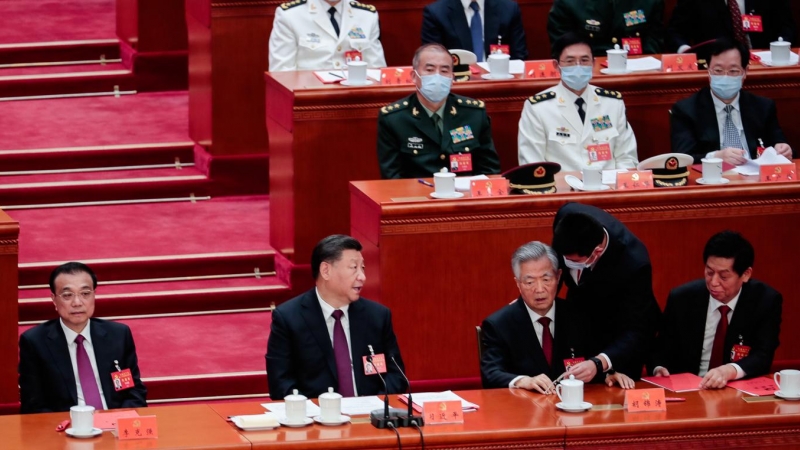 22/10/22 Un bedel acompaña fuera al expresidente de China, Hu Jintao, durante la ceremonia de clausura del XX Congreso del Partido Comunista chino, en Pekín, a 22 de octubre de 2022.