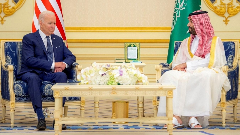El príncipe heredero saudí Mohammed bin Salman con el presidente de EEUU, Joe Biden, en el Palacio Al Salman, a su llegada a Jeddah, Arabia Saudita, para una visita oficial el pasado mes de junio