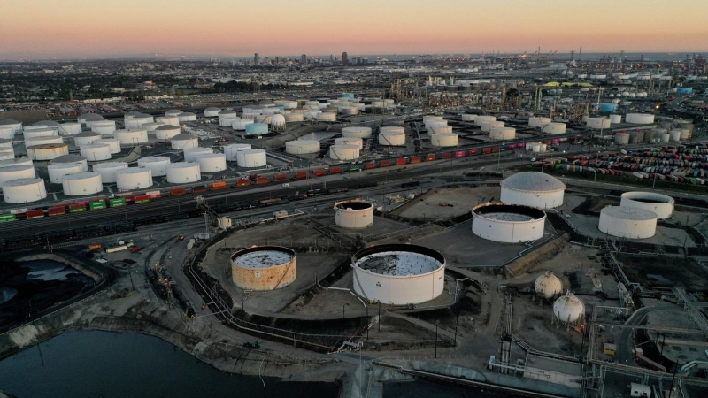 Tanques de almacenamiento de petróleo, gasolina, diésel y otros productos de crudo refinado en la Terminal Kinder Morgan, en Carson (California)