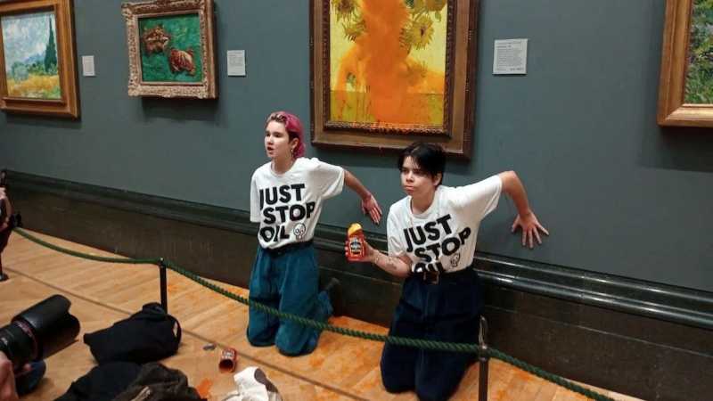 Activistas de Just Stop Oil pegan sus manos a la pared después de arrojar sopa a la pintura 'Sunflowers' de Van Gogh en la National Gallery de Londres, a 14 de octubre de 2022.