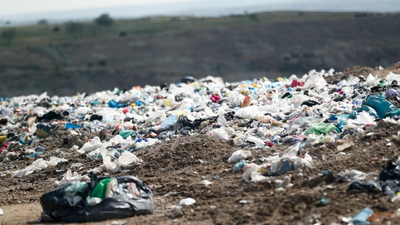 Imagen de archivo de residuos de plásticos en el exterior del Parque Tecnológico de Valdemingómez, a 22 de abril de 2019.