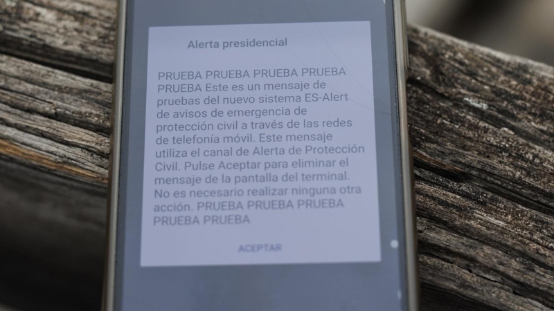 24/10/2022-Una alerta móvil en un ensayo puesto en marcha por la protección civil, a 24 de octubre de 2022, en Madrid.