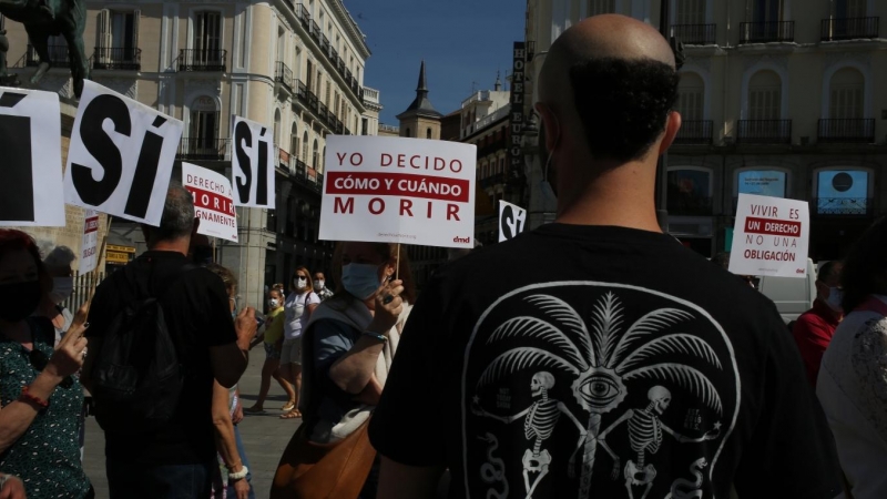 25/06/21 Un grupo de personas se reúne sosteniendo pancartas y carteles durante la concentración de la asociación Derecho a Morir Dignamente (DMD) en la Puerta del Sol, a 25 de junio de 2021.