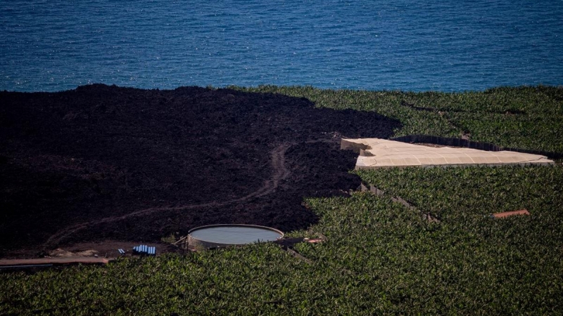 Vista general de la colada de lava rodeada de cultivos de plátano en la costa del municipio de Tazacorte, a 8 de septiembre de 2022, en La Palma, Santa Cruz de Tenerife Canarias.