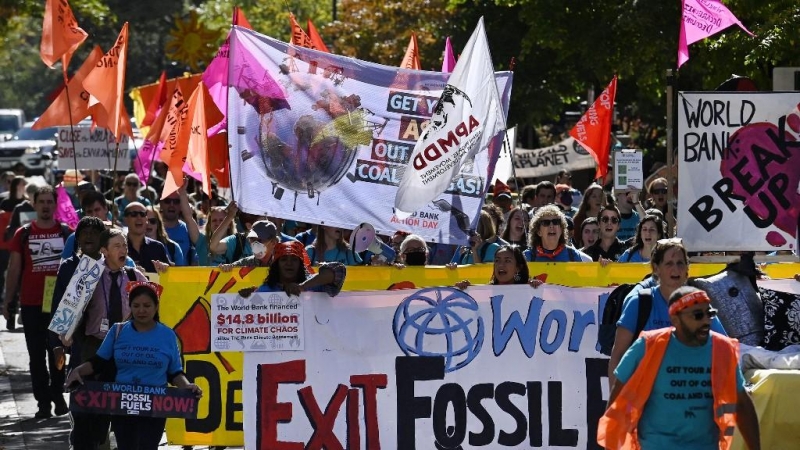 Activistas climáticos protestan frente a la sede del Banco Mundial, en Washington DC, contra la financiación de combustibles fósiles el 14 de octubre de 2022.