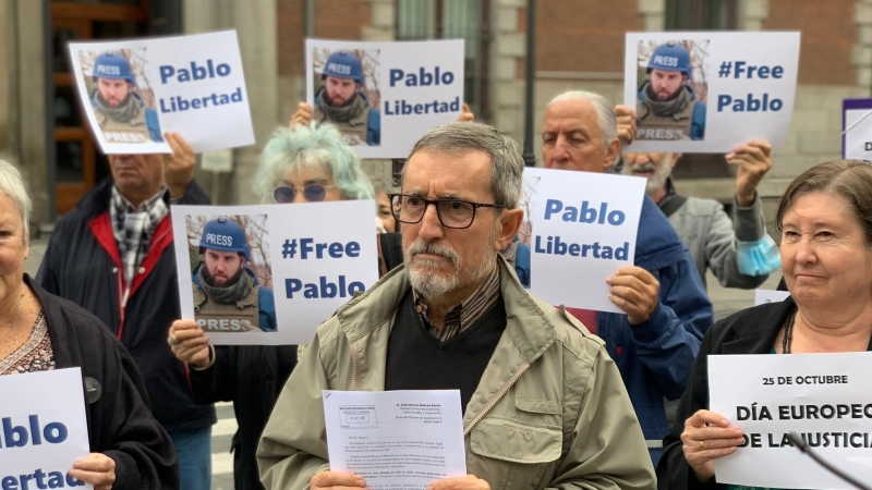 Los periodistas Javier Sáenz Munilla y Teresa Aranguren junto a la abogada Begoña Lalana en la entrega de la carta para que se respeten los derechos del periodista Pablo González frente al Ministerio de Asuntos Exteriores en Madrid. 25 de octubre de 2022