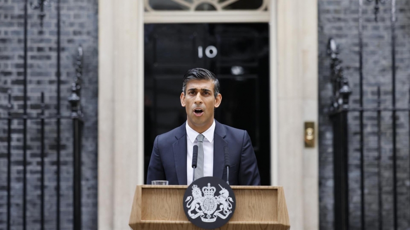 El nuevo primer ministro de Reino Unido, Rishi Sunak, se dirige a la nación desde el exterior de Downing Street.