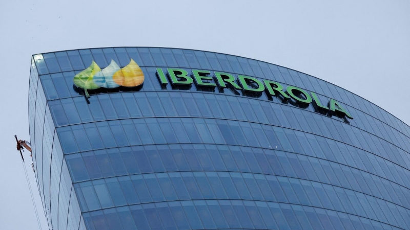 El logo de la eléctrica Iberdrola en lo alto de su sede en Bilbao. REUTERS/Vincent West