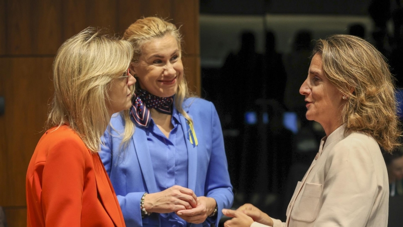 La ministra de Transición Ecológica, Teresa Ribera, junto a su homóloga francesa, Agnes Pannier-Runacher, y a la comisaria de Energía, Kadri Simson este 24 de octubre de 2022 en Luxemburgo.