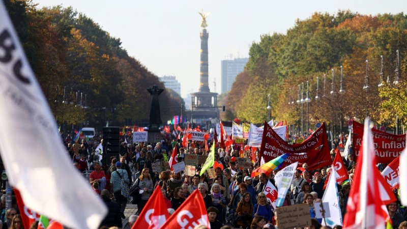 Los manifestantes participan en una protesta para promover la independencia energética de Rusia, en medio de la subida vertiginosa de los precios de la energía , en Berlín, Alemania, el 22 de octubre de 2022