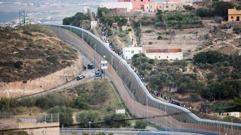 Un intento de salto a la valla de Melilla en una imagen de mayo de 2021.