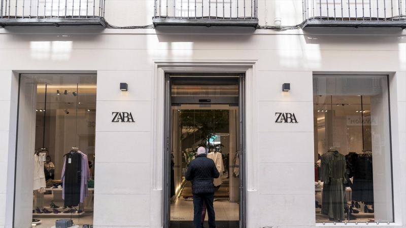 Un hombre entra en una tienda Zara, a 5 de marzo de 2022, en Madrid (España).