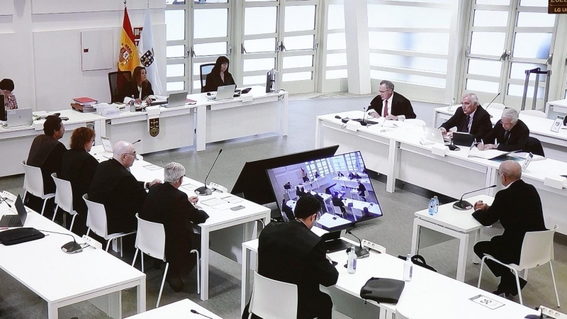 Vista general del juicio por el accidente del Alvia visto desde la pantalla por la que los medios de comunicación lo observan, en la Cidade de la Cultura de Santiago de Compostela, a 6 de octubre de 2022.