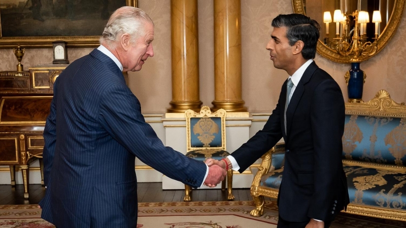 El primer ministro británico, Rishi Sunak, junto al rey Carlos III, en su toma de posesión en Londres, a 25 de octubre de 2022.