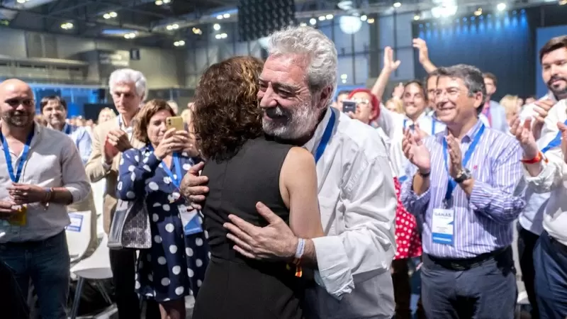 El director del Gabinete de la Presidencia de la Comunidad de Madrid, Miguel Ángel Rodríguez, abraza a la presidenta de Madrid Isabel Díaz Ayuso, el pasado 21 de mayo de 2022.