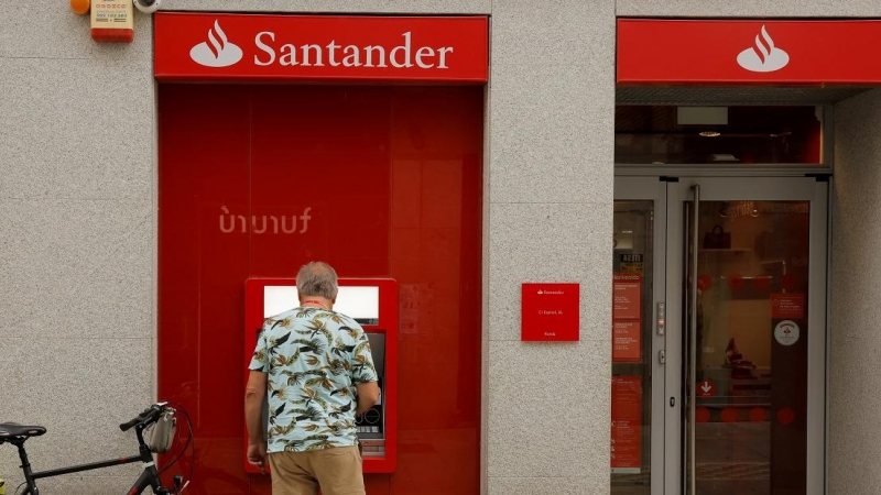 Un hombre utiliza el cajero automático de una oficina del Banco Santander en Ronda (Málaga). REUTERS/Jon Nazca