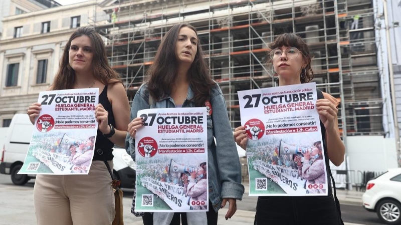 Tres mujeres del Sindicato de Estudiantes posan con un cartel que anuncia la huelga general estudiantil, frente al Congreso de los Diputados, a 13 de septiembre de 2022, en Madrid (España).