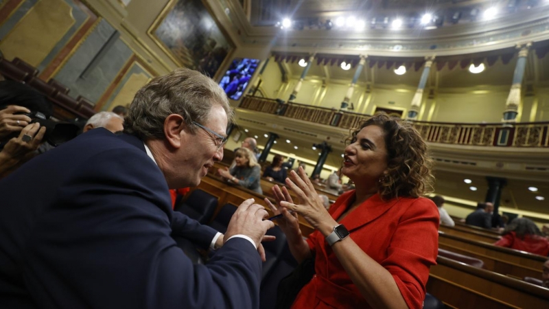 26/10/2022.- La ministra de Hacienda, María Jesús Montero, conversa con el diputado de PdeCat Ferran Bel a su llegada este miércoles al pleno del Congreso de los Diputados en el que se debatirá la primera jornada del debate de totalidad del proyecto de Pr