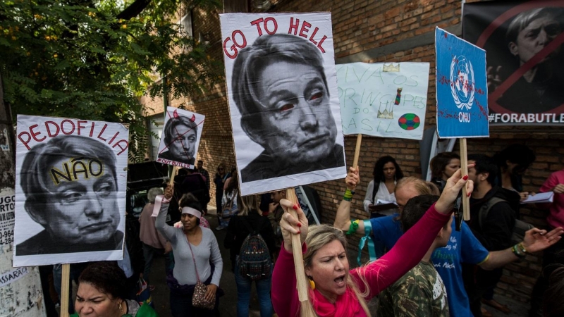 07/11/2017-Personas protestan contra la visita de la filósofa estadounidense Judith Butler a Brasil, en Sao Paulo, el 7 de noviembre de 2017