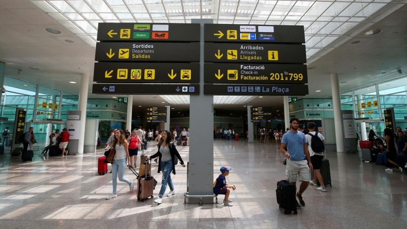 Un panel informativo de los vieles en el aeropuerto  aeropuerto de Josep Tarradellas-Barcelona-El Prat. REUTERS/Albert Gea