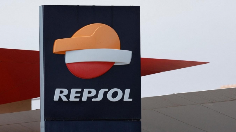 El logo de Repsol en una estación de servicio de la petrolera en la localidad canaria de Vecindario, en Gran Canaria. REUTERS/Borja Suarez