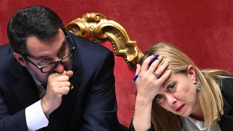 La primera ministra italiana, Giorgia Meloni (d), y el ministro de Infraestructuras y Transporte, Matteo Salvini (i), durante el debate para ratificar el nuevo gobierno del país celebrado en el Senado este 26 de octubre de 2022.
