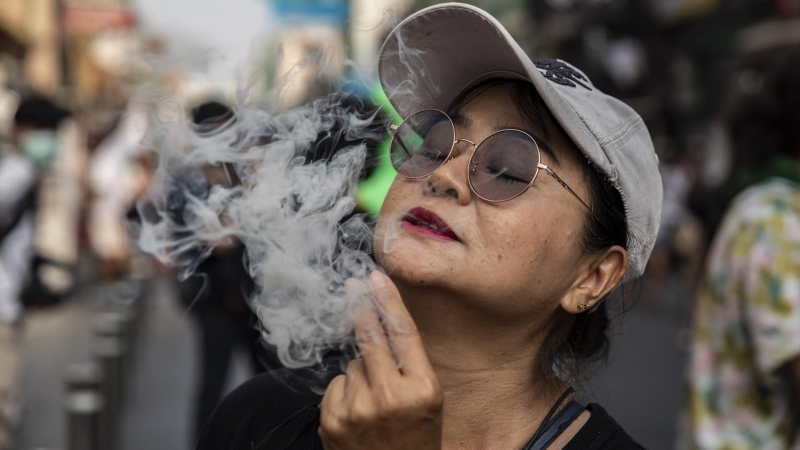 Una mujer exhala humo durante una manifestación para celebrar el Día Mundial del Cannabis y promover el uso recreativo de la marihuana