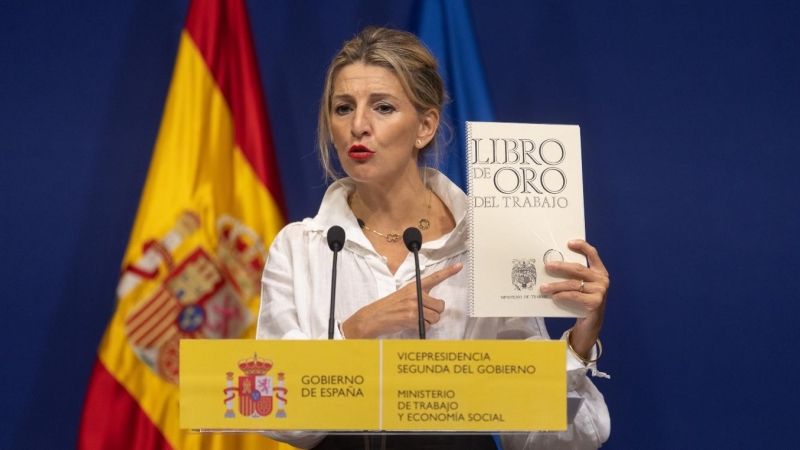 27/10/22 La vicepresidenta segunda y ministra de Trabajo y Economía Social, Yolanda Díaz, ofrece una rueda de prensa mientras muestra 'El Libro de Oro del Trabajo', a 27 de octubre de 2022.