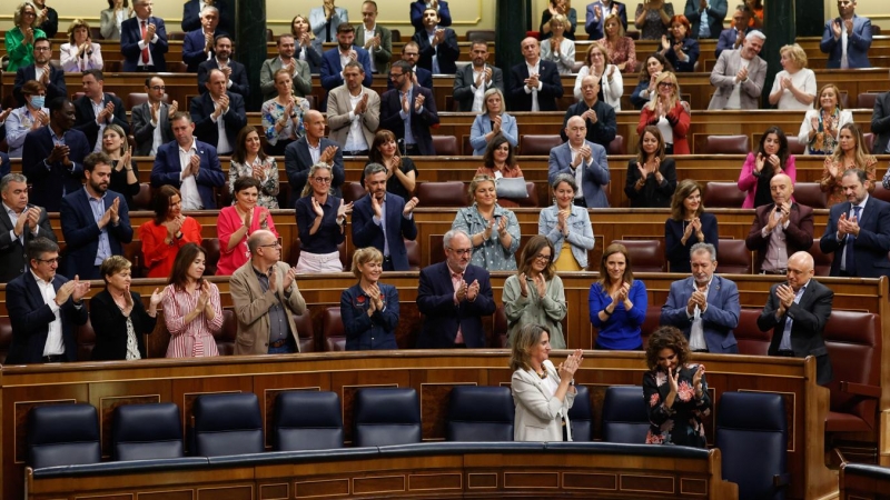 27/10/2022.- La ministra de Hacienda, María Jesús Montero (d, abajo), recibe la ovación de la bancada socialista tras su intervención, este jueves en el Congreso, en la segunda jornada del debate de las enmiendas a la totalidad presentadas por la oposició