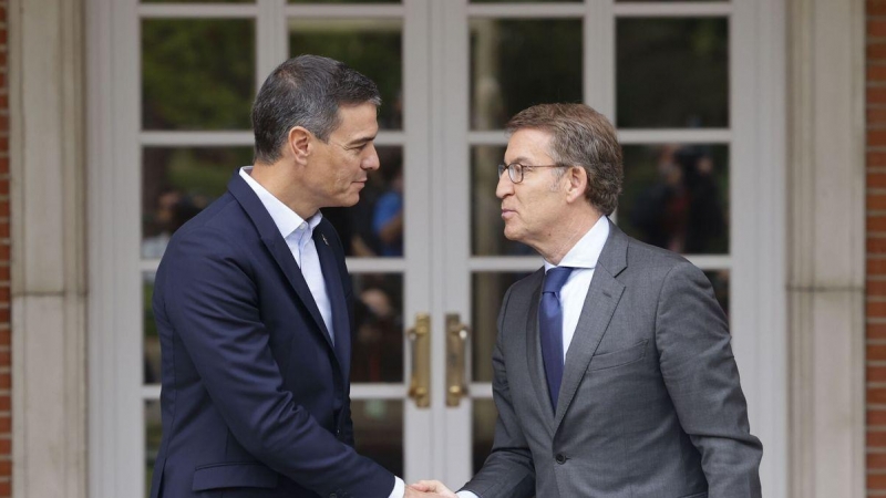El presidente del Gobierno, Pedro Sánchez, junto al líder del PP en Moncloa el pasado 11 de octubre.