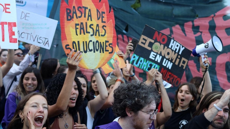 Activistas de  Extinction Rebellion protestan en las calles de Argentina con motivo de la Cumbre Mundial de Alcaldes (C40).