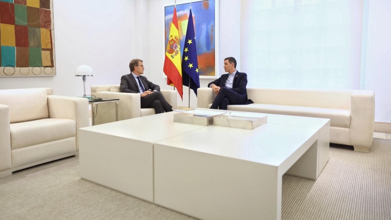 El presidente del Gobierno, Pedro Sánchez (d), y el presidente del PP, Alberto Núñez Feijóo, durante una reunión en el Palacio de la Moncloa. E.P./Eduardo Parra