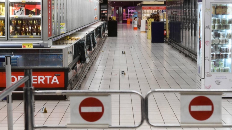 Vista del supermecado donde cinco personas han sido apuñaladas en Milán este 27 de octubre de 2022.