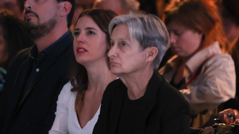 La ministra de Igualdad, Irene Montero, con la filósofa estadounidense Judith Butler, en el Círculo de Bellas Artes. E.P./Ricardo Rubio