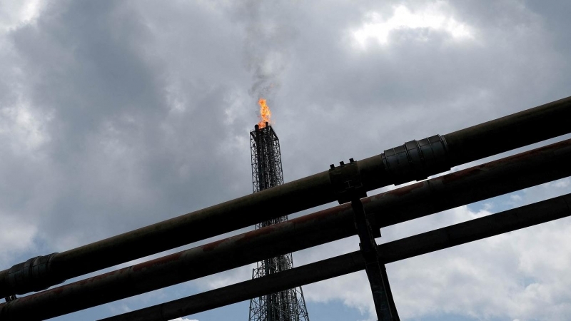 Una torre que quema gas en una planta de procesamiento de GNL operada por Shell y otros en Bonny Island, en el estado de Rivers (Nigeria). REUTERS/Paul Carsten