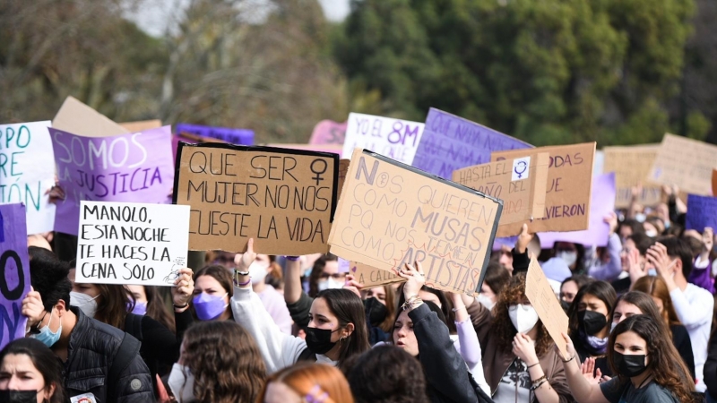 arias personas con carteles participan en una manifestación estudiantil feminista por el 8M, Día Internacional de la Mujer, a 8 de marzo de 2022