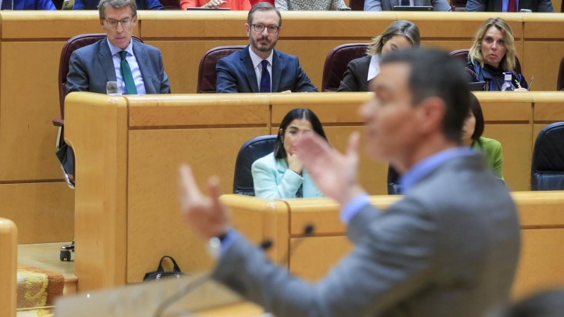 El líder del PP, Alberto Núñez Feijóo (i) junto al senador del PP, Javier Maroto, escuchan la intervención presidente del Gobierno, Pedro Sánchez, en el pleno del Senado donde informa de las últimas medidas económicas y fiscales del Ejecutivo y el papel d