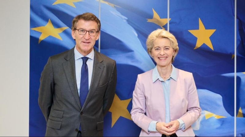 Ursula Von der Leyen recibiendo a Alberto Núñez Feijóo el 20 de octubre de 2022 en Bruselas.