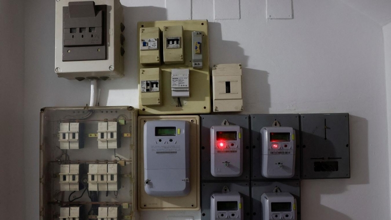 Contadores de electricidad en un bloque de viviendas en la localidad malagueña de Ronda. REUTERS/Jon Nazca