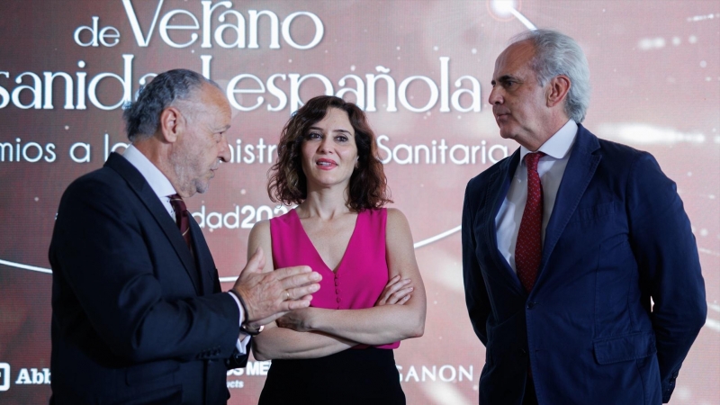 El presidente de Sanitaria 2000, José María Pino García; la presidenta de la Comunidad de Madrid, Isabel Díaz Ayuso, y el consejero de Sanidad de la Comunidad de Madrid, Enrique Ruiz Escudero